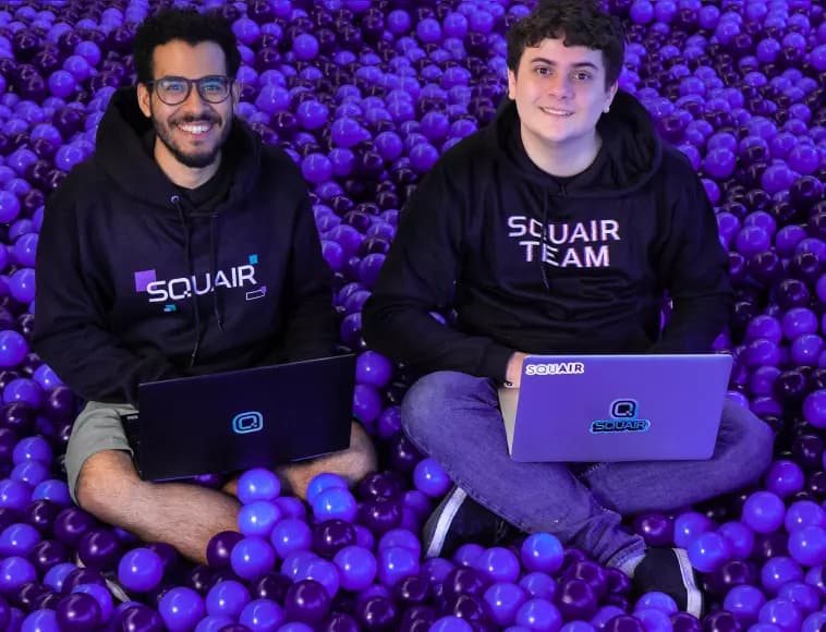 Imagem de dois membros da equipe Squair